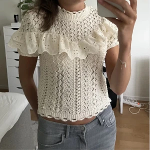 Stickad volangtopp - Supersöt volang topp från Zara, sparsamt använd så i perfekt skick! Säljs inte längre på Zaras hemsida (lånade bilder) 