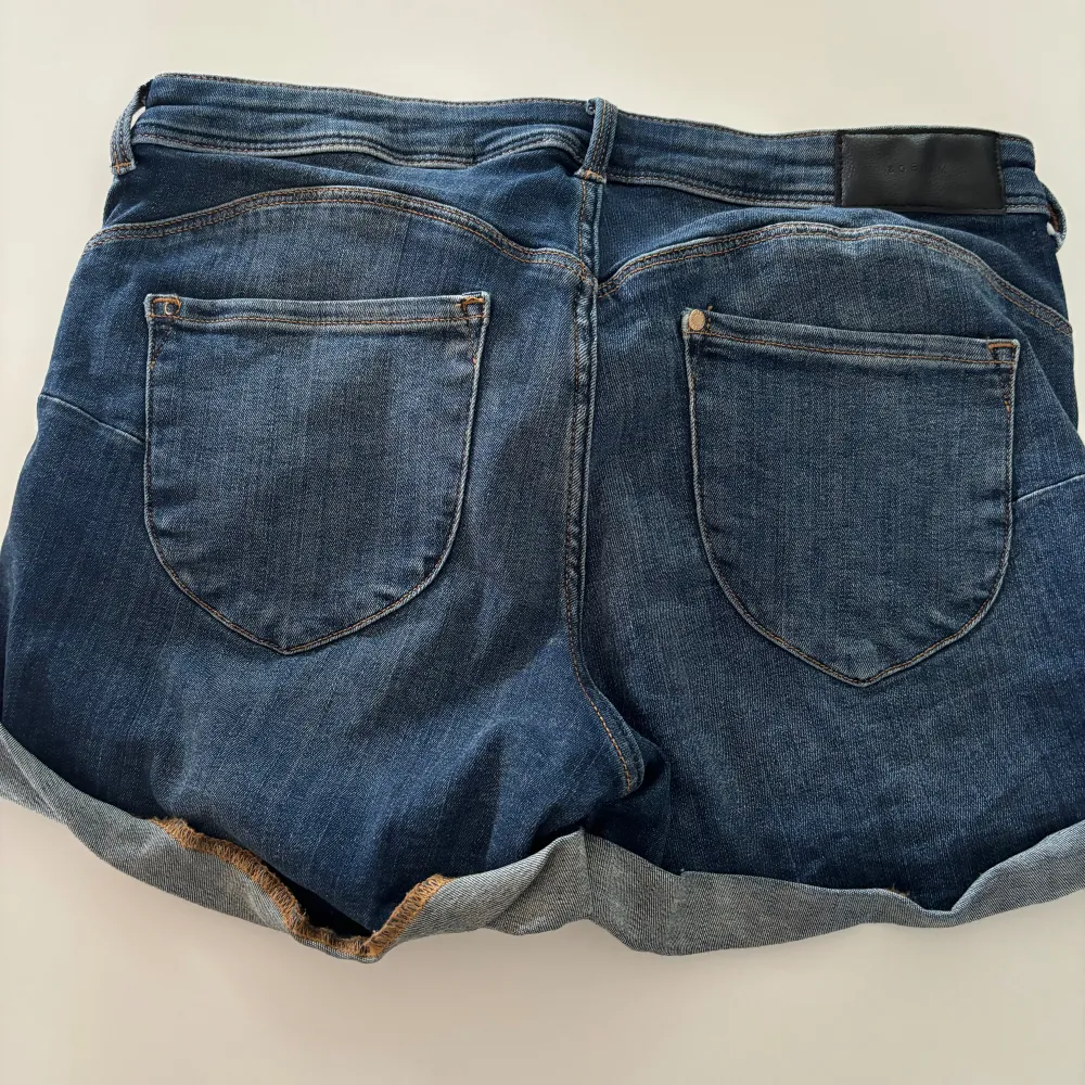 Jeansshorts från H&M  Low waist Stlk 42 . Shorts.