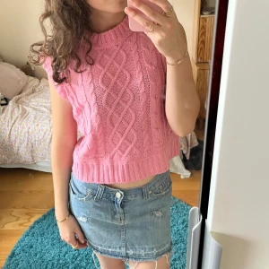 Stickad topp  - Så söt rosa stickad topp/väst! Så fin nu till sommaren!💞💞 helt oanvänd!