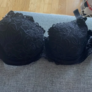 bh som behövs säljas för den inte passar längre - Bhn är storlek 65H, köpte den från change för typ 2 årsen och den är fortfarande i bra skick. Har även tre bhar till i samma modell och storlek som är grön, vit och mörkblå.