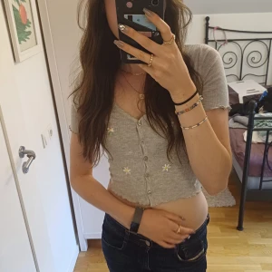 Grå, blommig tröja🥰 - Jätte gullig grå tröja med blommor köpt från bik bok🌸 Skriv till mig vid frågor💕