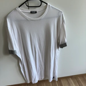 Dsquared 2 T-shirt - Dsquared 2 T-shirt, inköpt för ca 2 år sen från Boozt, kvitto finns samt orderbekräftelse! 🙂  Grymt skick och finns inget å klaga över, använd vid fåtal tillfällen, men aldrig varit utomhus. 🙂  Storlek XL, men sitter som M-L  Pris kan diskuteras! 🙂  