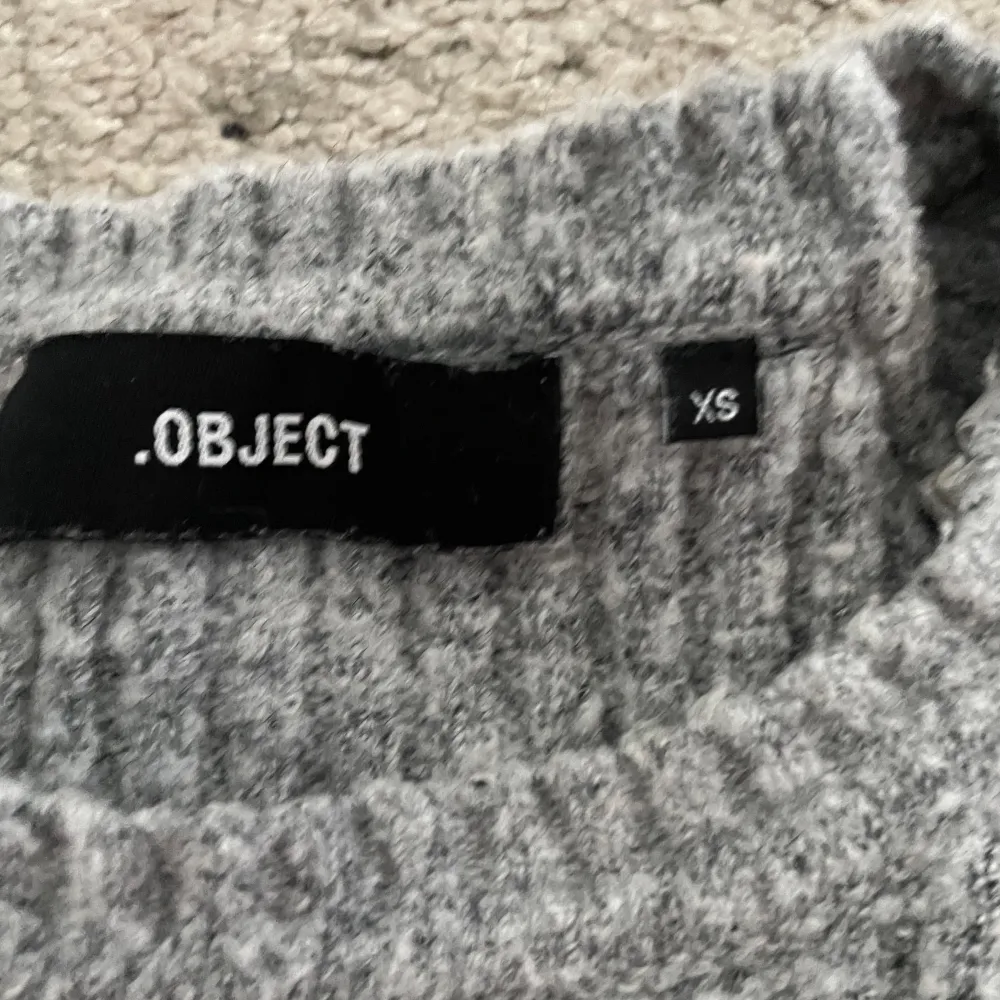 Säljer denna stickade tröja ifrån Object då den ej kommer till användning. Den har ett litet hål på framsidan! Vilket ni kan se på första bilden💕. Stickat.