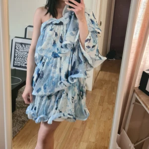 Lojsan x NA-KD dress - Klänning från NA-KD i storlek 32. Helt ny med prislapp!