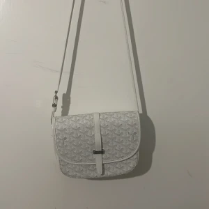 Väska - Skön axelremsväska perfekt nu under sommaren! 5 fickor totalt