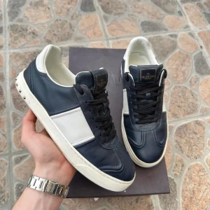 Valentino flycrew navy  - Säljer dessa sjukt feta mörkblåa valentino flycrew i läder! Skick 10/10 alla nittar kvar dustbag medföljer!