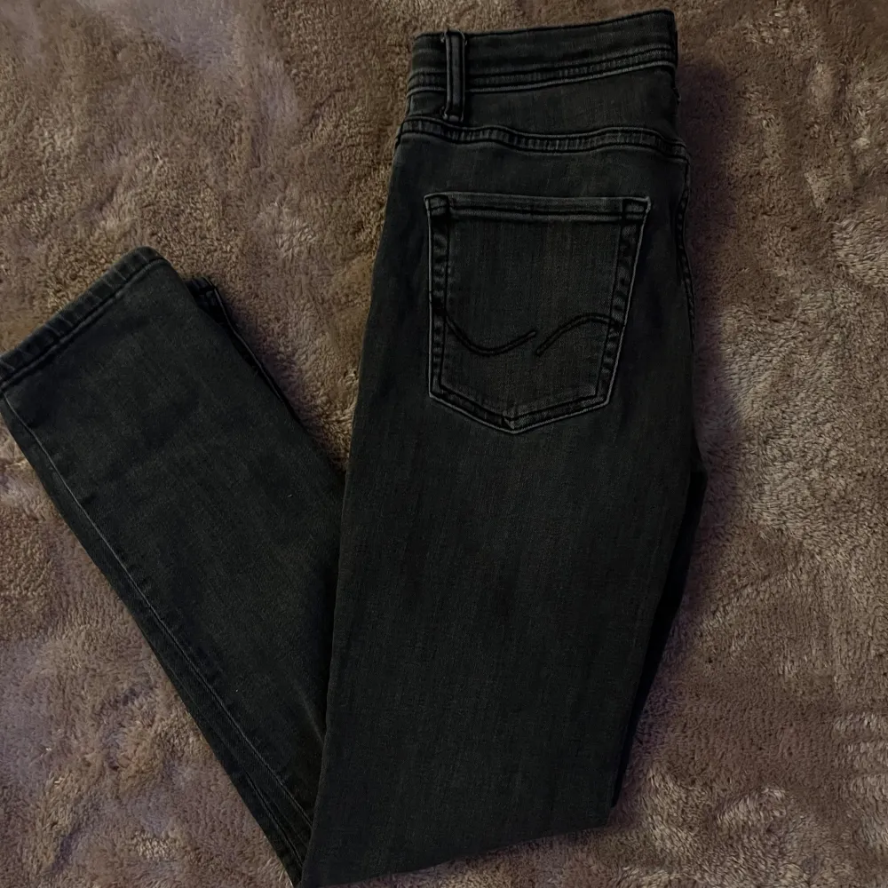 Ett par mörk gråa jeans  Passform slim fit Storlek 158 . Jeans & Byxor.
