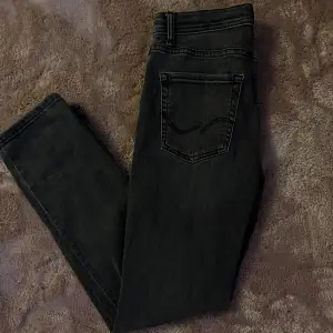 Ett par mörk gråa jeans  Passform slim fit Storlek 158 