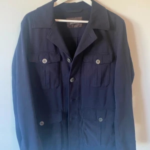 Overshirt från Oscar Jakobsson! - Tjena! Säljer min overshirt från Oscar Jakobsson då den är lite för stor på mig! Knappt använd!