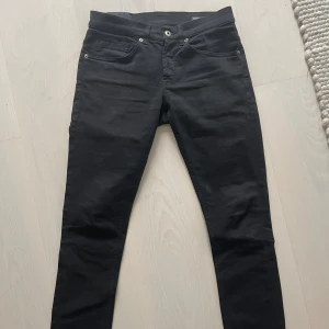 Dondup George - Galet snygga dondup jeans i nyskick. Jeansen är i slim fit och modellen George. Skriv vid frågor och funderingar!💯