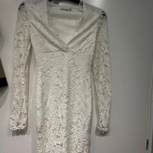 Vit klänning - Säljer nu denna vita klänning/studentklänning från nelly. Använd 2-3 gånger. Den är i storlek xs men passar även s.