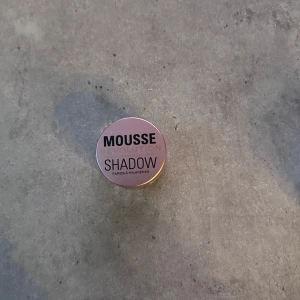 Ögonskugga - En mousse ögonskugga i färgen ”Champange” från Revolution som är köpt på Normal! Inte använd 