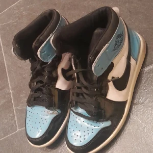 Säljer blå Jordans  - De är lite använda men ser ändå bra ut 