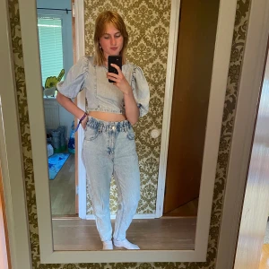 Jeansset  - Matchande jeans och jeanstopp från Gina Tricot som knappt har använts.   Jeans: stl: 38, 200 kr  Topp: stl: M,  150 kr  Båda för 300 kr