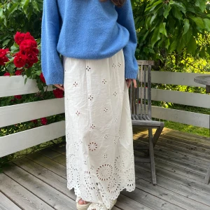 Vit lång kjol - Så fin och somrig vit lång kjol! 🤍 Bra skick! Storlek 38 men passar även mig som brukar ha 36. Jag är 167cm!  Bara att höra av dig om du har några frågor! 😊