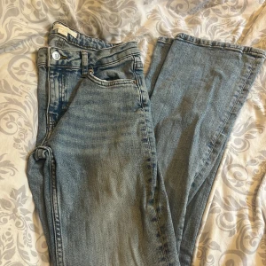 ljusblåa jeans💖 - ett par söta ljusblåa jeans från gina köpta för ungefär ett år sedan och använda runt 6 gånger men däremot inga defekter!💖 storlek 152, säljer dom för 100💖💖