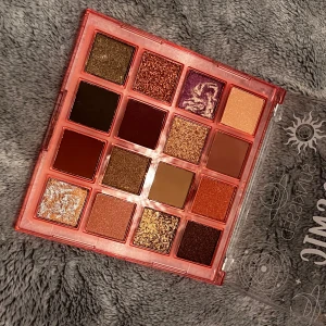 Ögonskuggspalett  - Ögonskuggspalett från normal som inte är använd. Skriv till mig vid frågor så svarar jag så snabbt jag kan! 💞☺️
