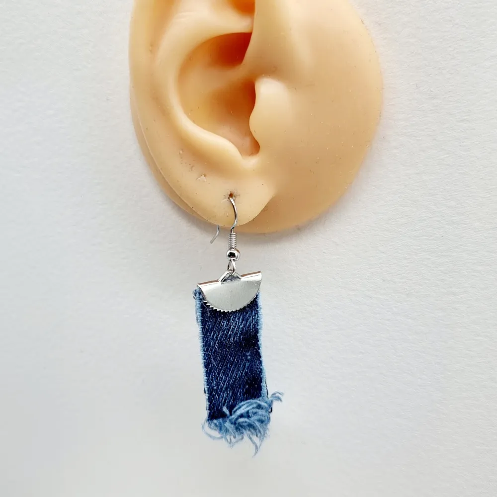 Handgjorda örhängen●Följ :@ekjewelryofficial🤲 ● 💎Material- zinklegeringar, textil ●Örhängeskrokar -rostfritt stål. Nickel fri. Längd -6cm. Köp för 20kr/paret. Asusteet.