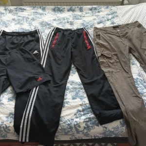 Adidas  - Käytettyjä poikien housuja. Kokoa 152