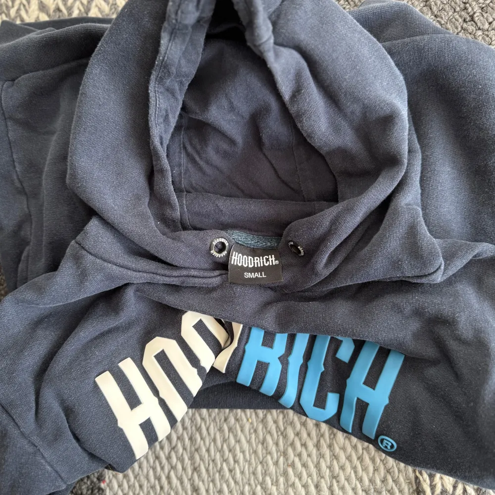 En riktig go hoodrich hoodie i blå färg, köpt i England på JD sport ✔️. Kondition är 9/10, och är perfekt för skol starten. Priset kan alltid diskuteras ✔️😘. Hoodies.
