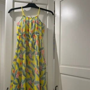 Blommig sommarklänning - Bra skick andvänd typ 3 gånger 