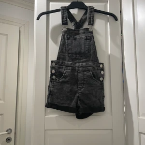 Hängsle shorts - Bra skick ser helt nya ut.