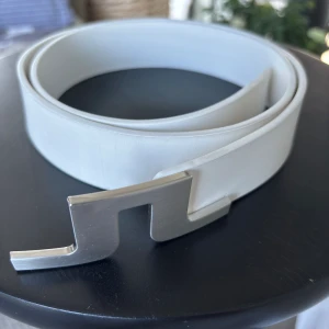 J.lindeberg läder bälte vit - J.Lindeberg läder bälte i färgen vit  Bra skick  Byxor har färgat av sig lite i insidan men ingenting som syns eller påverkar utseendet på något sätt. Mått 90cm / 32-33 waist