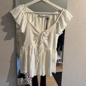 Gullig topp - Säljer denna super söta toppen från lager157, då den var lite förstor och är osäker på om den passar mig🩷🌟Prislappen kvar, säljer en likadan i svart också🥳 Slutsåld på hemsidan