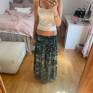 Långkjol  - Skitsnygg långkjol från Zara! 💓🌊Använt 2-3 ggr och har inga defekter🙌🏻💕Jag är 165 för referens