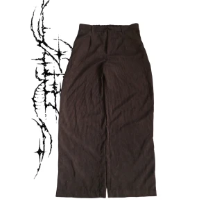 Baggy y2k Manchester-byxor - Väldigt baggy sjuka manchesterbyxor, passar M / 30 - 32 (även S med bälte). Ganska lätt tyg, så perfekta för sommaren ☀️ Tveka inte på att skicka offers och frågor på DM 🤝