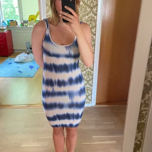 Sommarklänning  - Vacker blå/vit klänning till sommaren🦋
