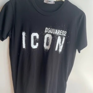 Svart t-shirt - Skicket är väldigt bra då den mest har hängt i garderoben. Skön tröja med tryck av märket. 