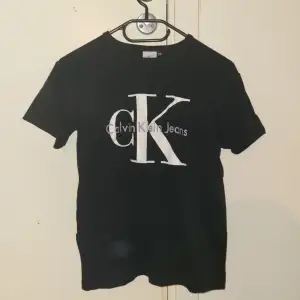 Säljer en svart Calvin Klein t-shirt i helt ny skick 