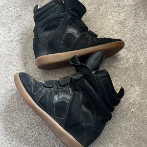 Isabel Marant skir - Säljer dessa fina Isabel Marant. Är i fint skick. Nypris är 5900 kr men jag säljer den för 2000 kr💕Den kommer inte till användning längre och har dessutom ett par andra Isabel Marant skor, därav säljer jag dem!