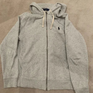 Ralph lauren zip hoodie - Säljer min gråa ralph lauren hoodie som är sparsamt använd. Nypris ligger på ungefär 1600kr, storlek S. Skriv om ni har frågor!