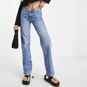 Jeans från Weekday - Knappt använda jeans från weekday, de är lågmidjade fram med högmidjade bak🩵 Köpt för 700
