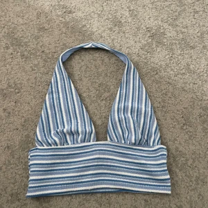 Topp - En super fin v-ringad topp till sommaren! Den är köpt för något år sedan från h&m och är knappt använd. Skriv för fler bilder💞