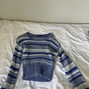 Stickad tröja - Säljer nu min jättefina stickade tröja från Gina tricot tröja som köptes förra året. Säljs då den tyvärr inte kommer till någon användning, har inga defekter och är i nyskick. Skriv gjärna för fler bilder! Pris går att diskutera