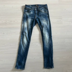 Dsquared liknande jeans - Tja säljer nu ett par jeans från Jack&Jones i storlek W27 för endast 299kr! Passar även W28 & W29 då dom är väldigt stretchiga. Sällsynt modell då dom inte säljs längre. Pris är ej hugget i sten, hör av dig i dm vid funderingar 🙌