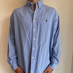 Ralph Lauren  - Blårutig Ralph Lauren skjorta i storlek L, modell Blake. Skjortan är i fint skick utan några skavanker. Modellen är 186 cm lång. Orginalpris ca 1500 kr och nu endast 499. 