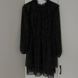 Zara klänning - Säljer denna nästintill oanvända klänning från zara 