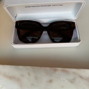 Chimi #08 - Otroligt fina Chimi solglasögon i modellen 08 och i färgen Tortoise. Jättefint skick på de, inte använda jättemånga gånger. Pris går att diskutera❤️