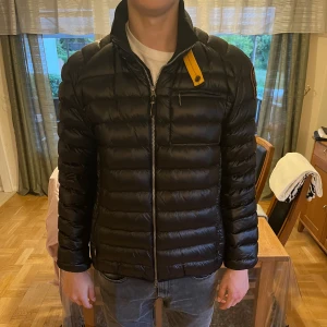 Parajumper jacka  - Storlek L. Modellen är 184. SKRIV TILL MIG INNAN NI KÖPER 