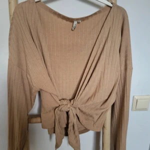 Omlott-top - Beige top från Nelly, endast använd 2 gånger.