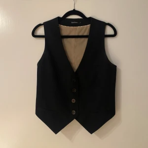 Kavaj - Svart kavaj. Har sytt om en knapp och hade bara blått tråd. Säljer en till kavaj