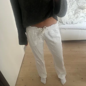 Roxy linnebyxor  - Säljer mina snygga lågmidjade Roxy linnebyxor som inte längre kommer till användning. Använda endast enstaka gånger! Fickor både fram och bak💕