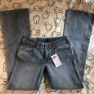 Bootcut jeans - Helt nya lågmidjade bootcut jeans från Brandy Mellville i modellen Eleanor. 🤍 Tyvärr lite för korta för mig så aldrig använda. 🤍 Innerbenslängden är 83 cm, skriv ifall du har frågor! 🤍
