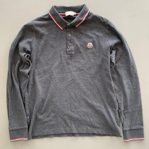 Moncler Piké Långärmad - Skitfet Moncler tröja som passar till allt. Skick 8,5/10 då kodlappen ramlat av och något sliten vid ärmarna (syns knappt). Självklart äkta. Skriv för fler bilder eller vid frågor 🤝