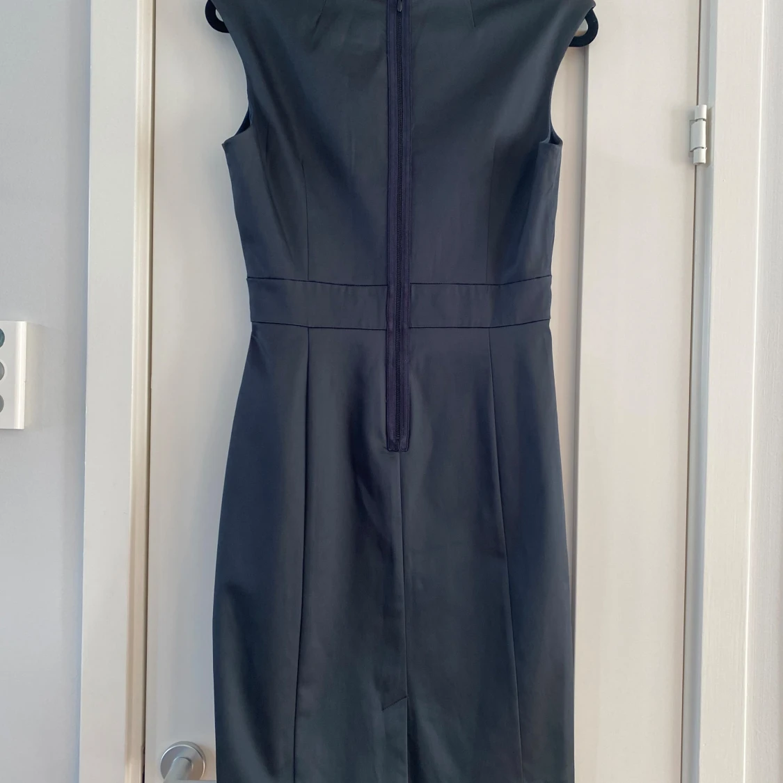 Svart glansig klänning i strl 38 från Inwear, modell Aleens - 91