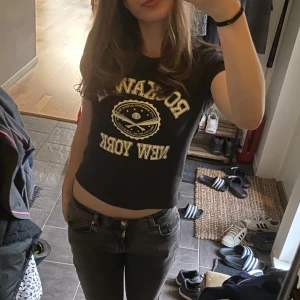 Super snygg T-shirt från H&M med tryck! - Jätte snygg t-shirt med tryck på från H&M i storlek S!🌸 Använd några gånger!